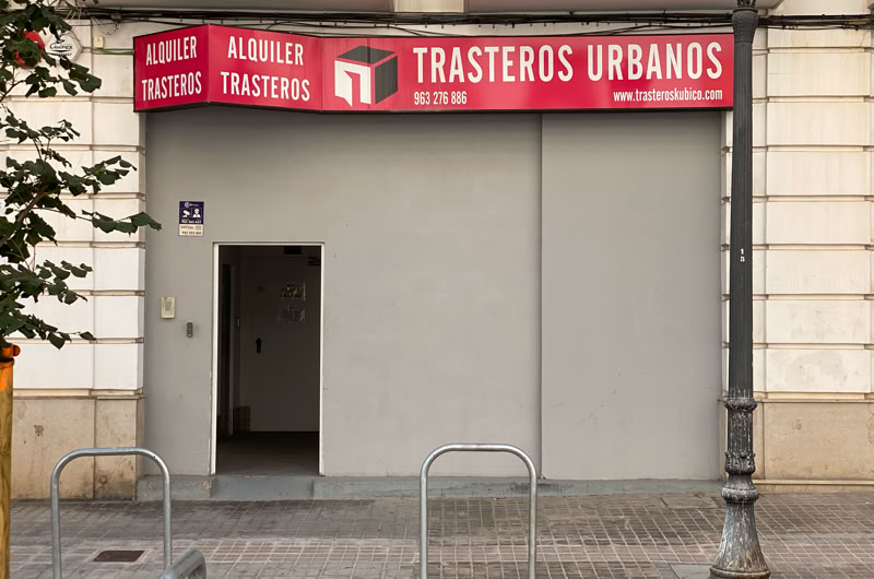Fotografía de la puerta de acceso a los trasteros Kubico por la calle Turia 19 de Valencia