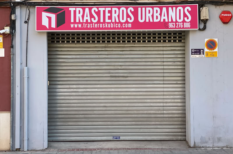 Fotografía de la puerta de acceso a los trasteros Kubico por la calle Ausiàs March 25 de Alaquas