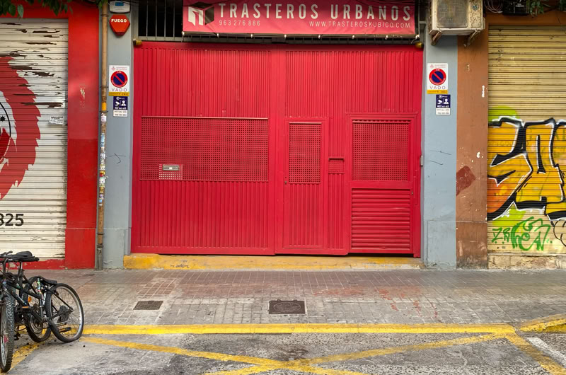 Fotografía de la puerta de acceso a los trasteros Kubico por la calle Benicarló 40 de Valencia