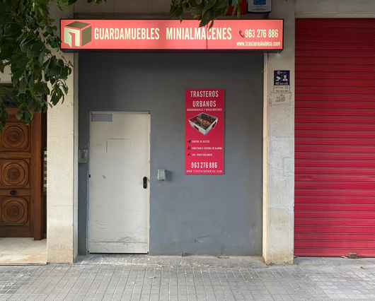 Fotografía de la puerta de acceso a los trasteros Kubico por la calle Chiva 54 de Valencia