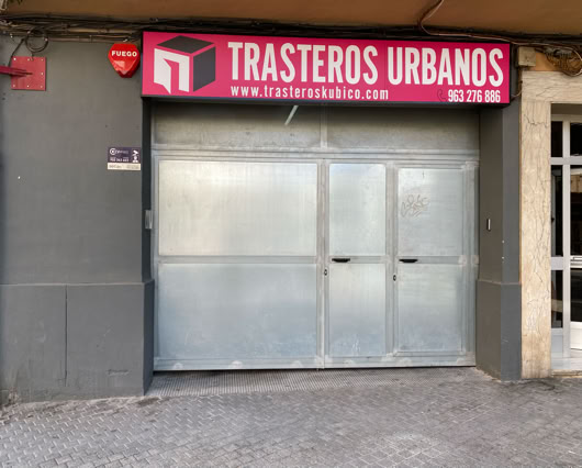 Fotografía de la puerta de acceso a los trasteros Kubico por la calle Ausiàs March 25 de Alaquas