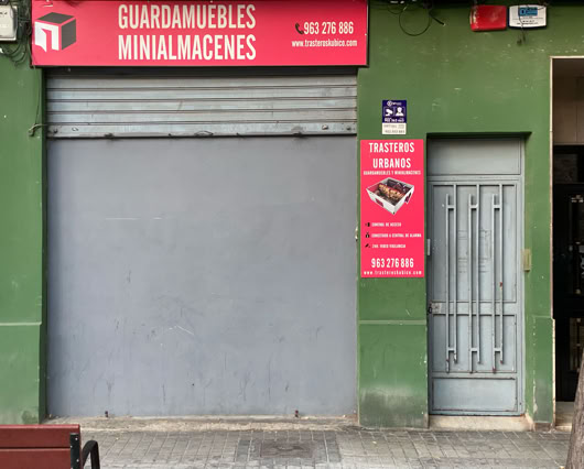 Fotografía de la puerta de acceso a los trasteros Kubico por la calle Gremis 57 de Valencia