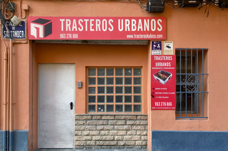 Fotografía de la puerta de acceso a los trasteros Kubico por la calle Santander 3 de Valencia